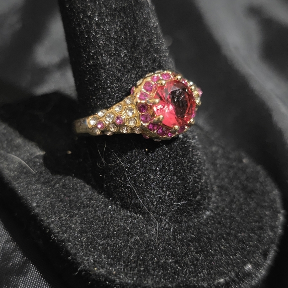 Elegant Gold Tone and Red Gemstone Fashion Ring Size 7 1/2 - Picture 2 of 5